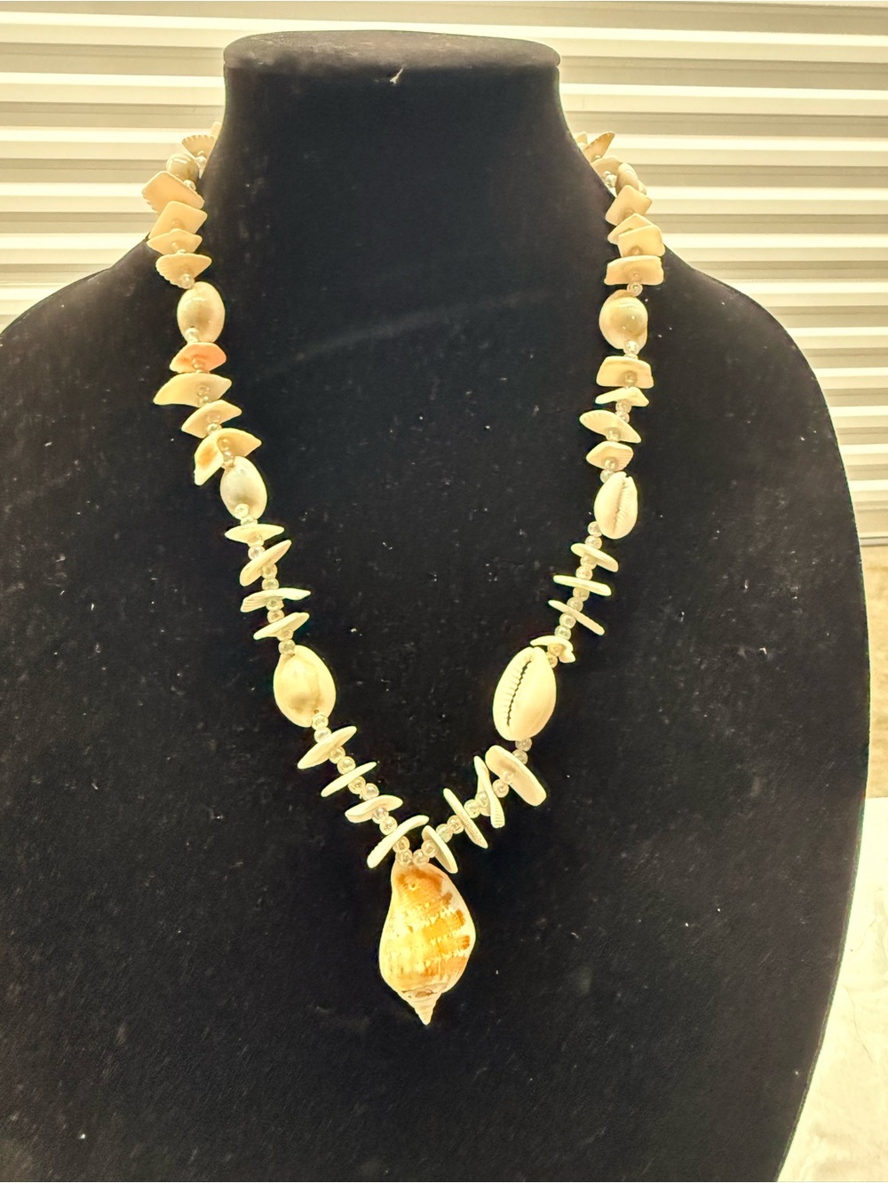 Natural Beige Shell Pendant Necklace - Coastal Style